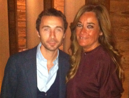 Nicolas Todt, hijo de Jean Todt, junto a Laura Curt, directora de Cronos Magazine, en el evento celebrado por Richard Mille en el hotel Four Seasons de Ginebra