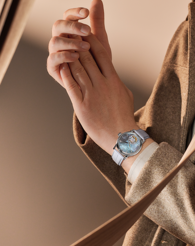 El "Tourbillon Manufacture" estrena esfera de nácar