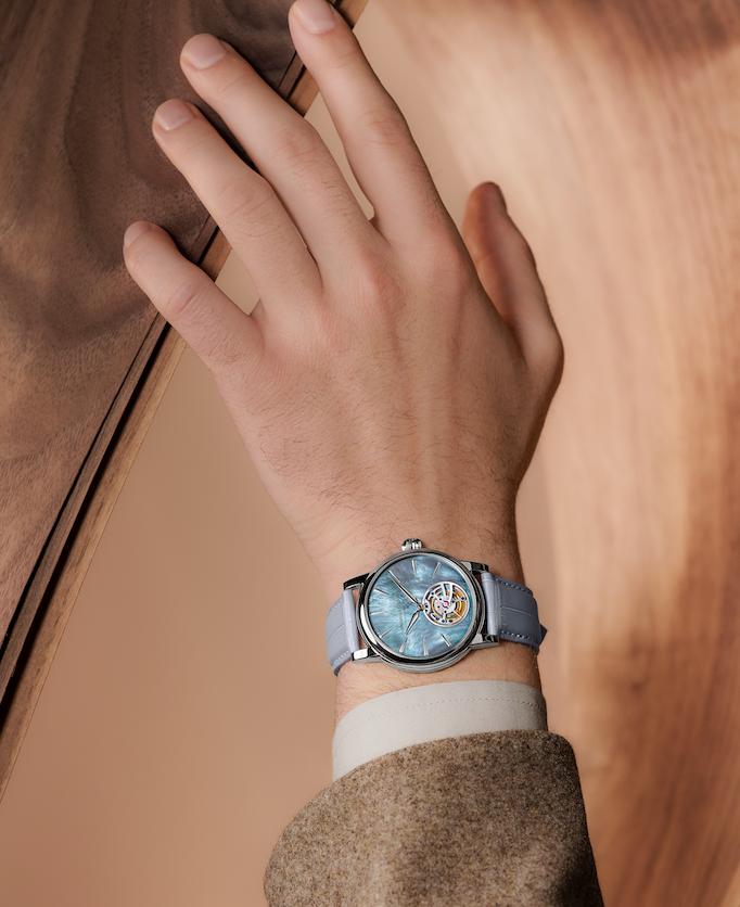 Trederique Constant viste de nácar su "Tourbillon Manufacture"